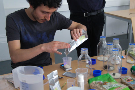 Open Lab class slime moulds workshop with Günter Seyfried in April 2018, photo: Hannah Neckel.